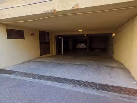 rare en plein centre-ville – double garage avec espace de rangement attenant