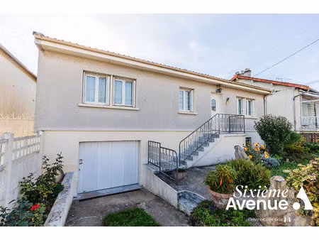 maison individuelle édifiée sur sous-sol total et disposant de 3 chambres.