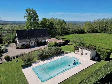 jolie maison périgourdine avec vue magnifique et piscine