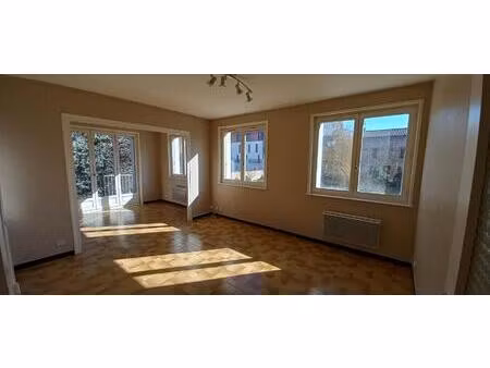 montbrison - grand f2 avec balcon et parking