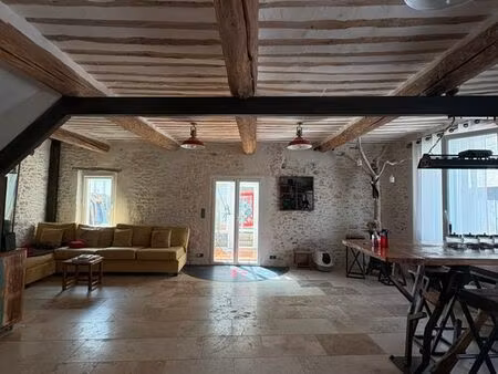 maison de village rénovée 95 m² – 3 ch – cave 48 m² – cour + véranda