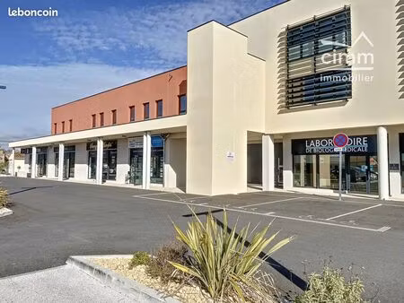 boutique 68 m² mazan