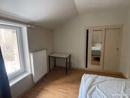 chambre meublée avec salle de bain privative – 330 cc