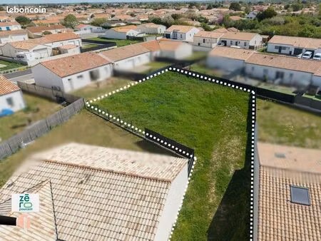 terrain 650 m² angles