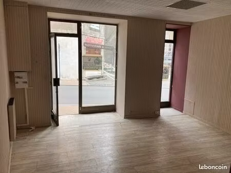 boutique avec ensemble immobilier