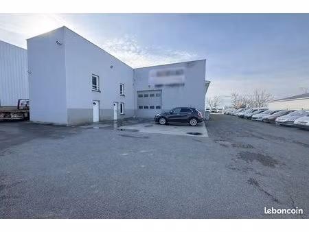 local 600 m2 avec équipement carrosserie