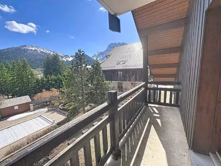 studio avec une chambre fermée