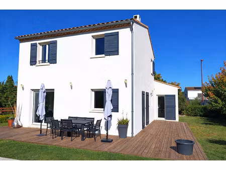 maison r+1 t5/6 2013 900 m2 de terrain  piscine  suite par