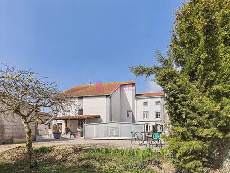 maison de village rénovée avec terrain constructible. volumes exceptionnels  prestations r