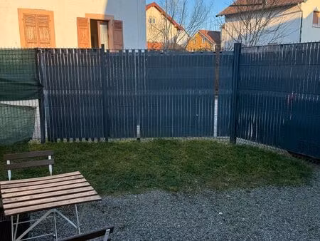 petite maison avec extérieur privé et clôture