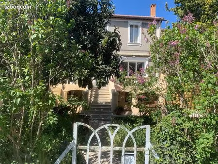 grande maison bohème  en ville et entourée de pré  5 chambres