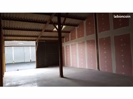 local 72 m2 de stockage accès 24/24 4 grandes portes