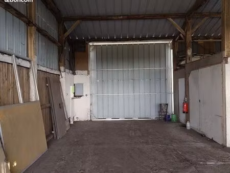 local 72 m2 de stockage accès pl 24/24