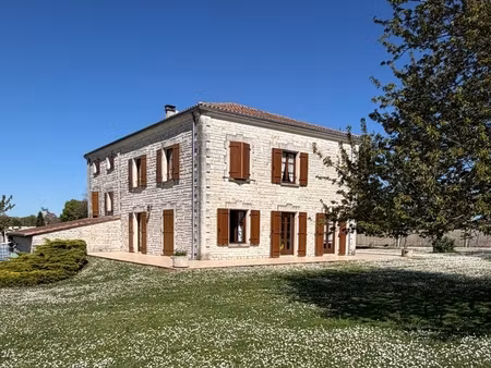 brie. maison en pierre de 200 m² sur une parcelle de 3392 m²