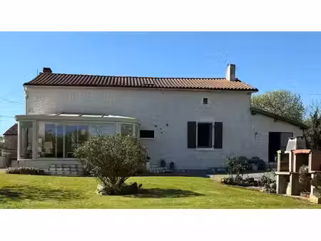 cellefrouin. maison 135 m² avec garage et véranda sur terrain de 12775 m²