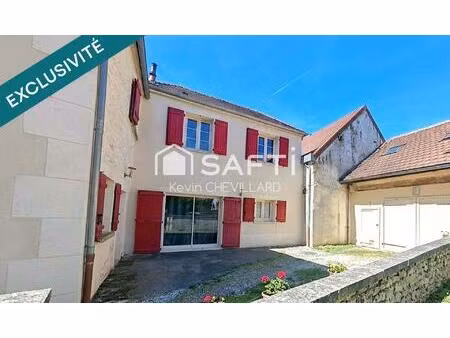 maison avec grande pièce de vie coup de cœur et garage.