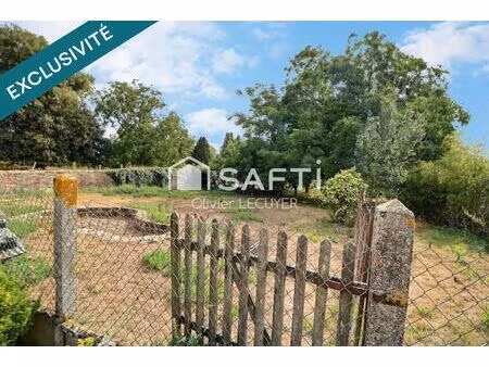 terrain constructible d'environ 846 m2  en seconde ligne .