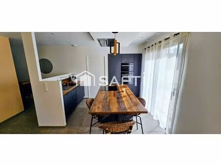 maison contemporaine de plain-pied avec 3 chambres.