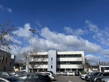 location bureau lorient 84 m²