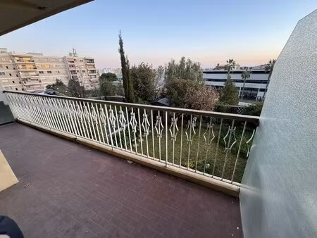 cagnes sur mer proche gare et commerces 4 pièces traversant de 95 m2 avec terrasse + cave.