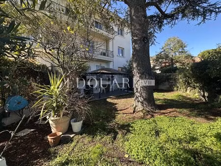 superbe trois pièces avec vaste jardin et grande cave  dans le renommé quartier du plateau