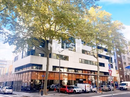 location local professionnel 658m²