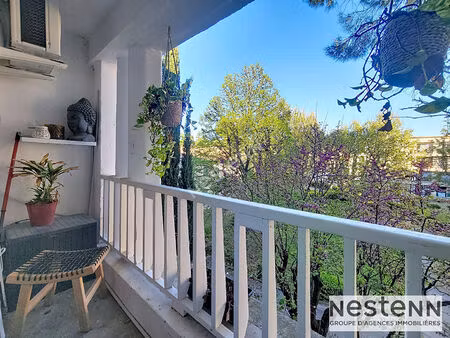 t3 rénové de 51m² traversant avec balcon et vue mer - résidence avec piscine marseille 130