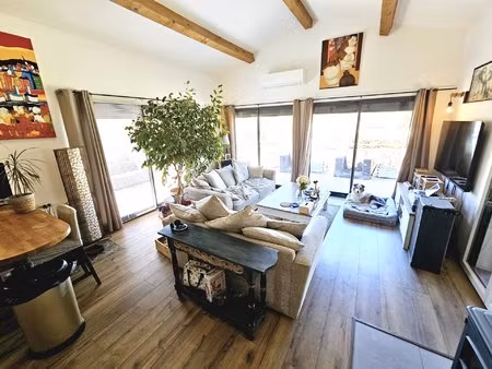 belle villa de 3 chambres avec un grand jardin dans un endroit paisible.