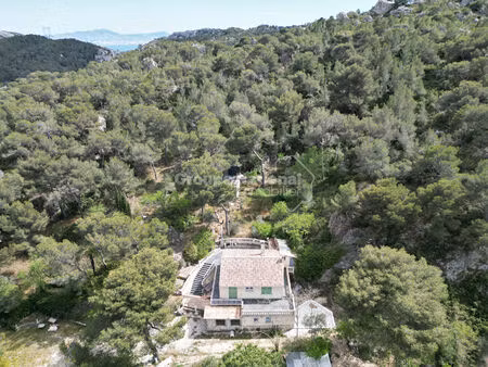 propriété de 175 m² avec 2 appartements et 26 000 m² de terrain