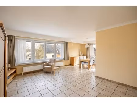 op te frissen app met 3 slaapkamers  zonnig terras en garagebox