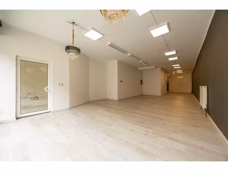 ruime handelsgelijkvloers met grote visibiliteit