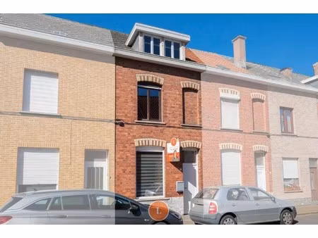 op te frissen stadswoning met 2 slaapkamers  ruime zolder en gezellige stadstuin.