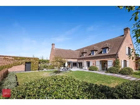 instapklare ruime villa met grote garage en bijgebouw