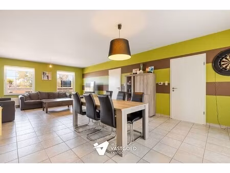 zeer ruim en lichtrijk duplex appartement (149m²) met 2 slaapkamers en leuke veranda met 2