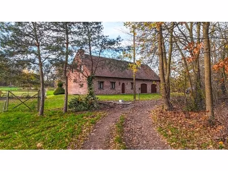 exclusieve hoeve op 40are met bosrijke ligging te paal!