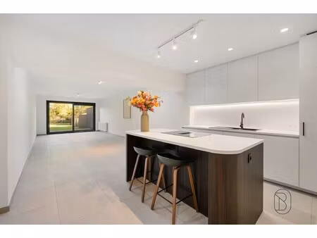 kwalitatief gerenoveerde woning met tuin  en 3 slk.