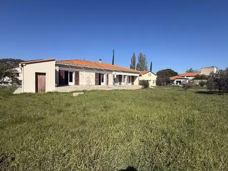 villa de plain-pied  131m²  de type t4 sur un grand terrain