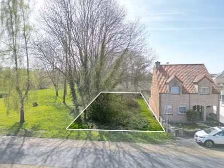 zuid-west georiënteerde bouwgrond (half-open) van 6a 45ca op een toplocatie in as