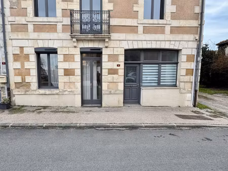 maison de 170 m² en pierre avec grande dépendance  en centre bourg de marcillac.
