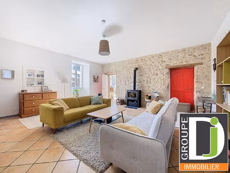 batisse de caractère à vendre à upie  avec grandes dépendanc