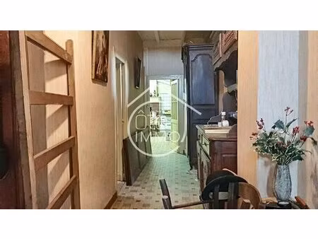 centre de pellegrue : immeuble en pierre à rénover 199 m² avec ancien local commercial 36 