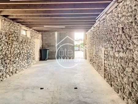 centre bourg : un immeuble en pierres à usage de garage-entrepôt