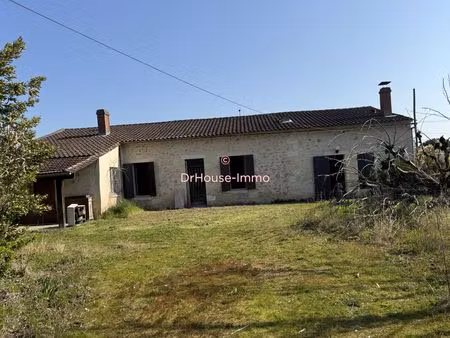 maison en pierre de 135 m2 environ avec dépendances.