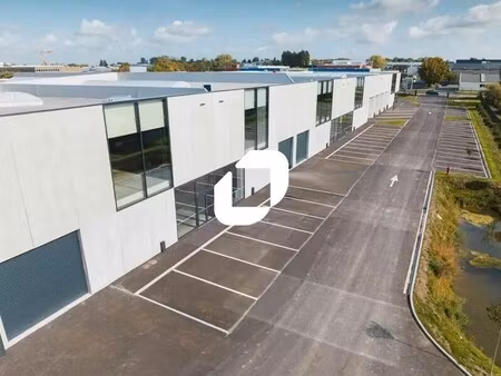 location local d'activités 784 m²