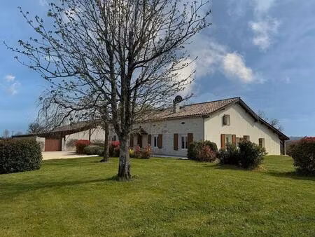 superbe ferme rénovée avec soin avec piscine  grande grange et vues imprenables
