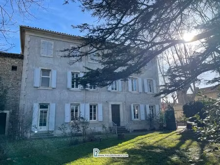 majestueuse maison de maître avec grand jardin et piscine dans un village animé près de...
