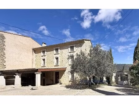 sablet ancienne magnaneraie avec piscine  parkings et vue remarquable sur les dentelles de