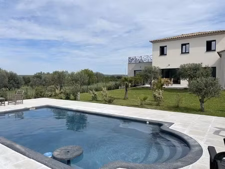 uzès à pieds villa sur beau terrain paysagé avec piscine.