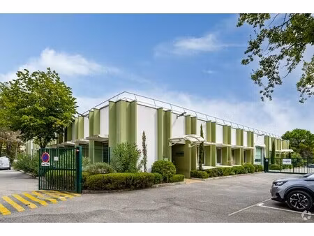 location local d'activités 633 m²