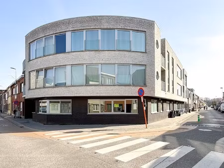 gelijkvloers appartement met 2 slaapkamers en autostaanplaats